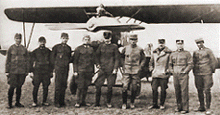 skupina pilotů před letounem Albatros D.III (Oef)